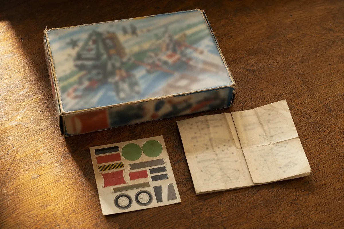 Boîte cartonnée d&rsquo;un robot japonais des années 70 photographiée sur une table en bois