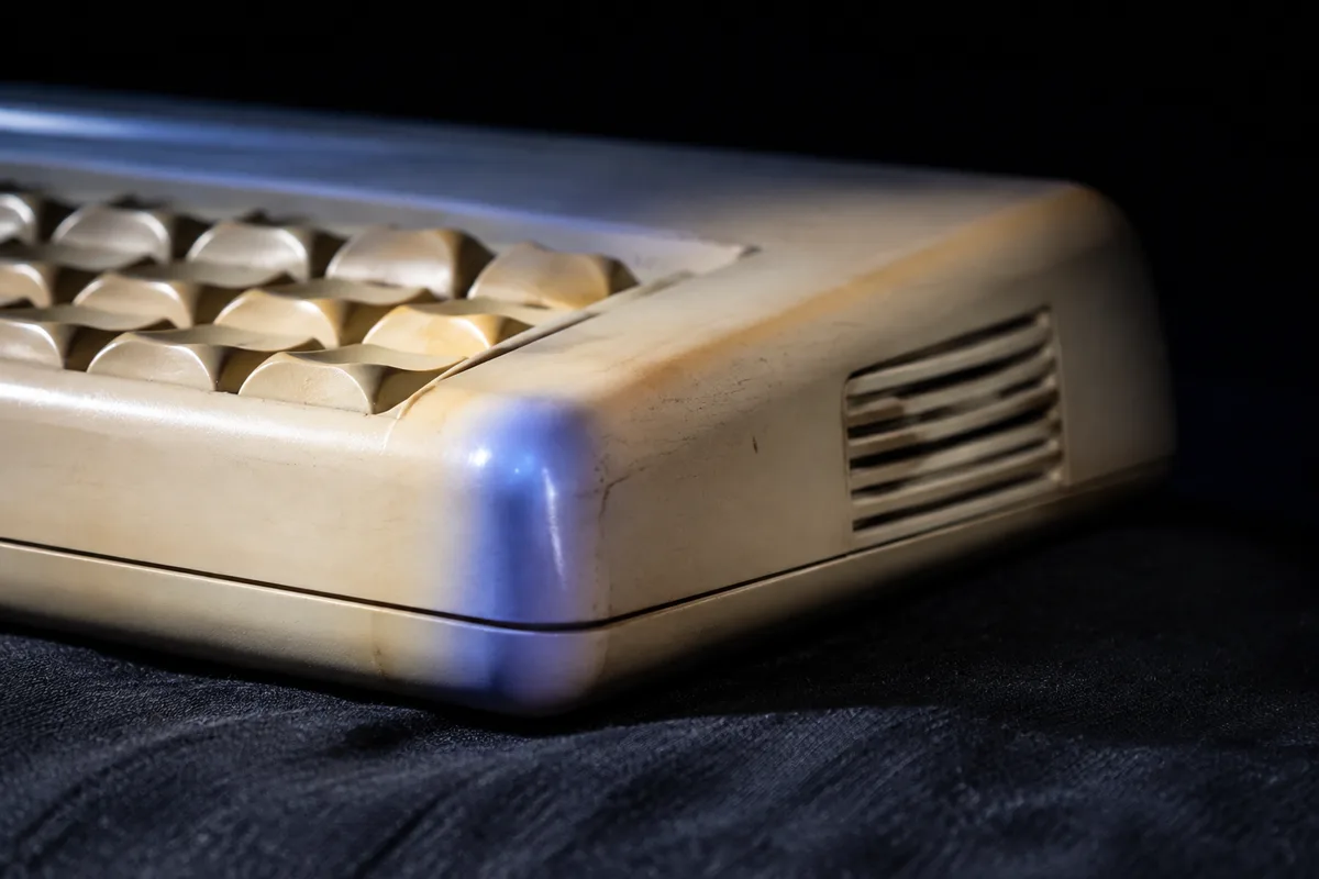 Boîtier de plastique beige des années 1980 aux touches lisses et bombées, en lumière latérale